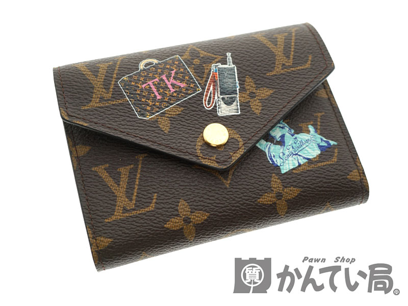 LOUISVUITTON【ルイヴィトン】 ポルトフォイユ・ヴィクトリーヌ ワールドツアーモノグラムキャンバス 折財布　コンパクト　ミニ　サイフ　 ステッカー　オリジナルデザイン　イニシャル入り　【中古】　USED-8　美品　質屋　かんてい局北名古屋店　n19-5681