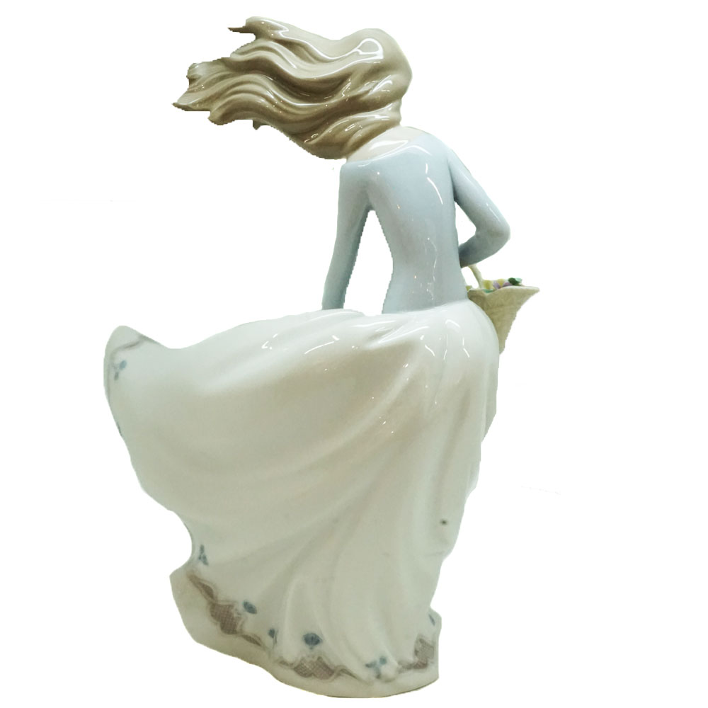 LLADRO リヤドロ 風のいたずら #6767 風のいたずら | リヤドロ公式オンライン