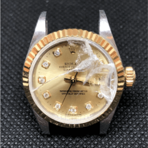 時計のガラスが割れている状態