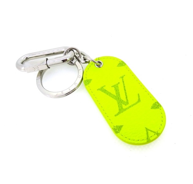 春色のバッグチャーム！ルイ・ヴィトンのポルトクレ・ミリタリータブ