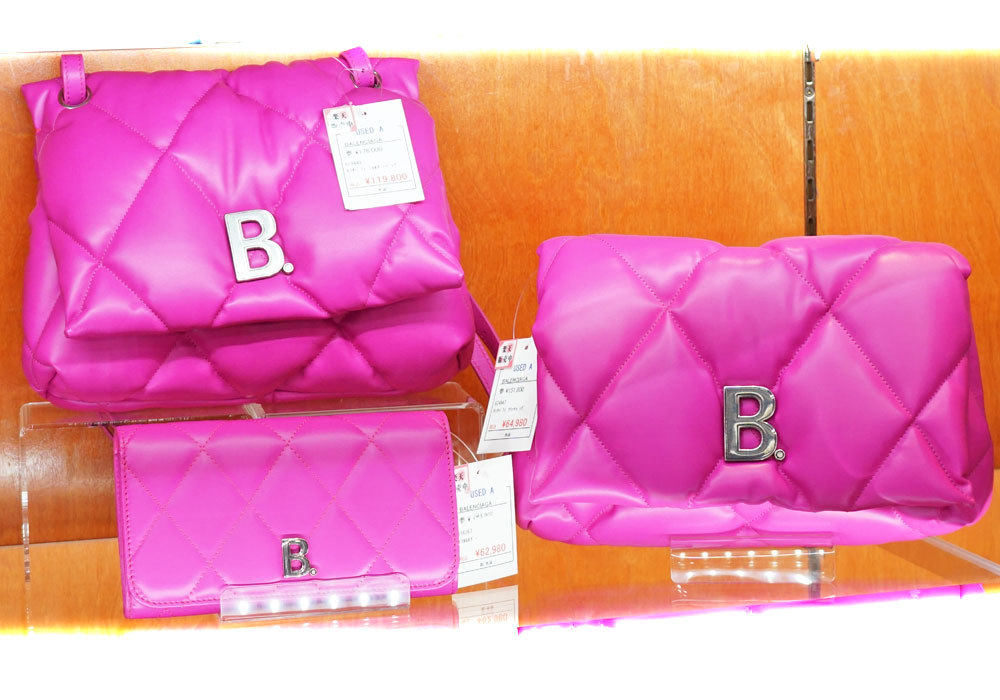 人気】バレンシアガの「B.」ロゴショルダーバッグ＆ミニ財布のご紹介