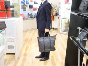 LOUIS VUITTON/ルイヴィトン/N51192/タダオ/ビジネスバッグ/2WAY/ショルダーストラップ付/ダミエグラフィット/PVC×レザー/ブラック系/メンズ/c25-5863/着用イメージ