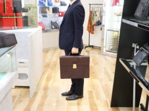 LOUIS VUITTON/ルイヴィトン/M30036/モスコバ/ビジネスバッグ/タイガレザー/ブラウン系(赤茶)/メンズ/c25-2344/着用イメージ